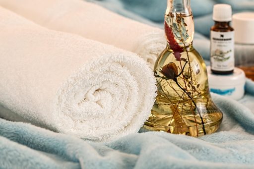 Verschillende ayurvedische oliën en kruiden op een houten ondergrond voor een huidverzorgingsritueel