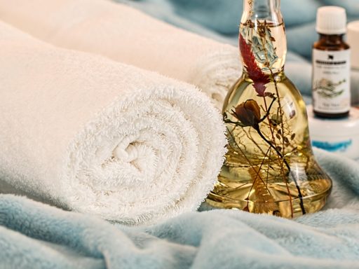 Verschillende ayurvedische oliën en kruiden op een houten ondergrond voor een huidverzorgingsritueel