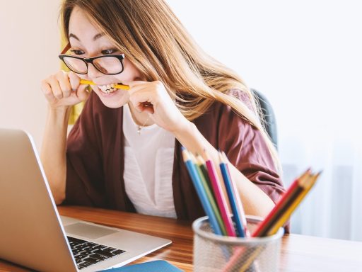 Vrouw berekent haar uurtarief als zelfstandige achter een laptop met notities