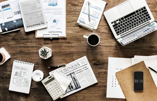 Vrouw aan bureau die haar loopbaanplan uitwerkt op papier