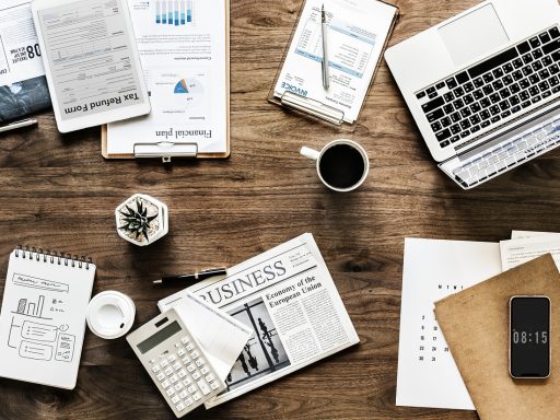 Vrouw aan bureau die haar loopbaanplan uitwerkt op papier