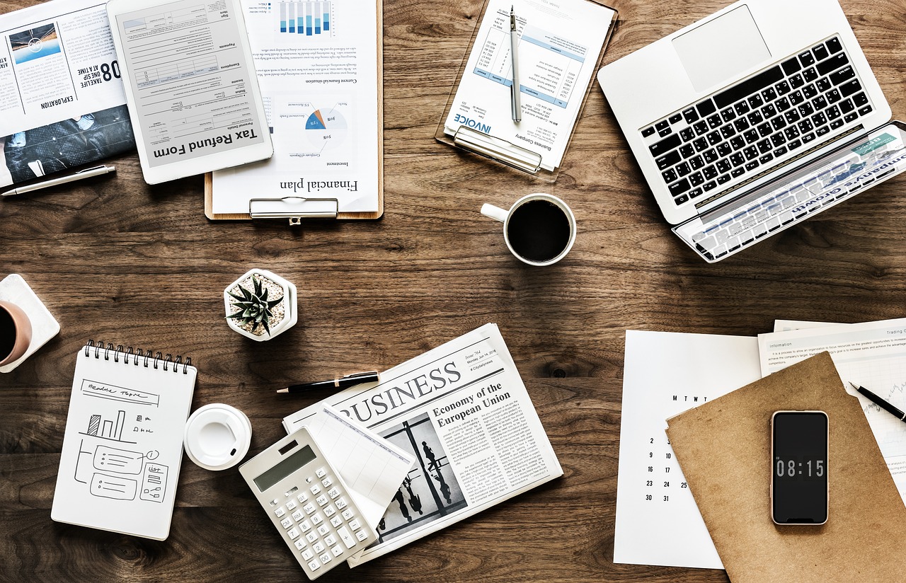 Vrouw aan bureau die haar loopbaanplan uitwerkt op papier