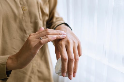 Meisje van ongeveer elf jaar dat 's ochtends haar gezicht verzorgt voor de spiegel