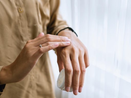 Meisje van ongeveer elf jaar dat 's ochtends haar gezicht verzorgt voor de spiegel