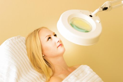 Vrouw die gezichtscrème aanbrengt als onderdeel van haar huidverzorgingsroutine tijdens de overgang