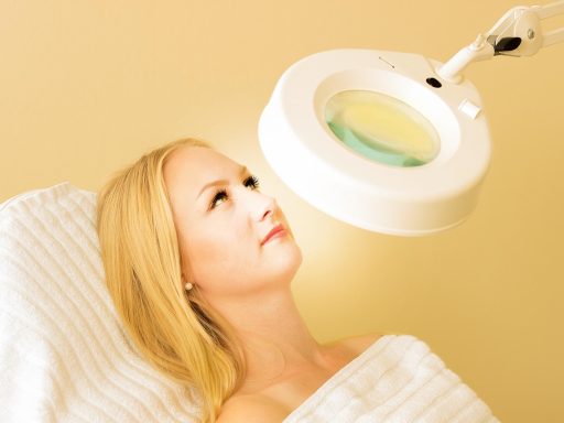 Vrouw die gezichtscrème aanbrengt als onderdeel van haar huidverzorgingsroutine tijdens de overgang
