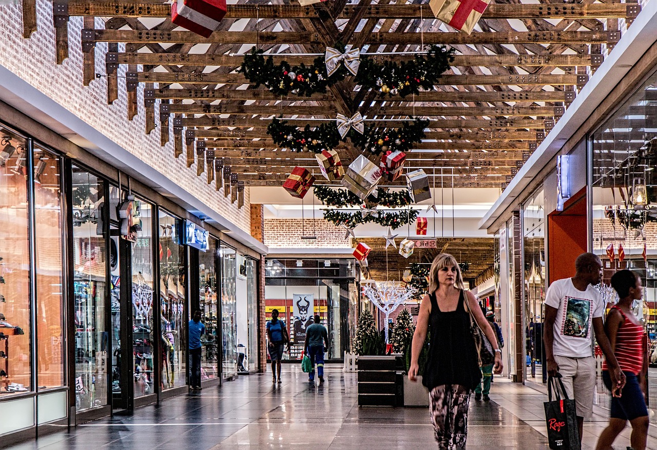 Vrouw als winkelmedewerker in een drogisterij achter de toonbank