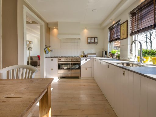 Maatwerk keuken met houten details en warme materialen