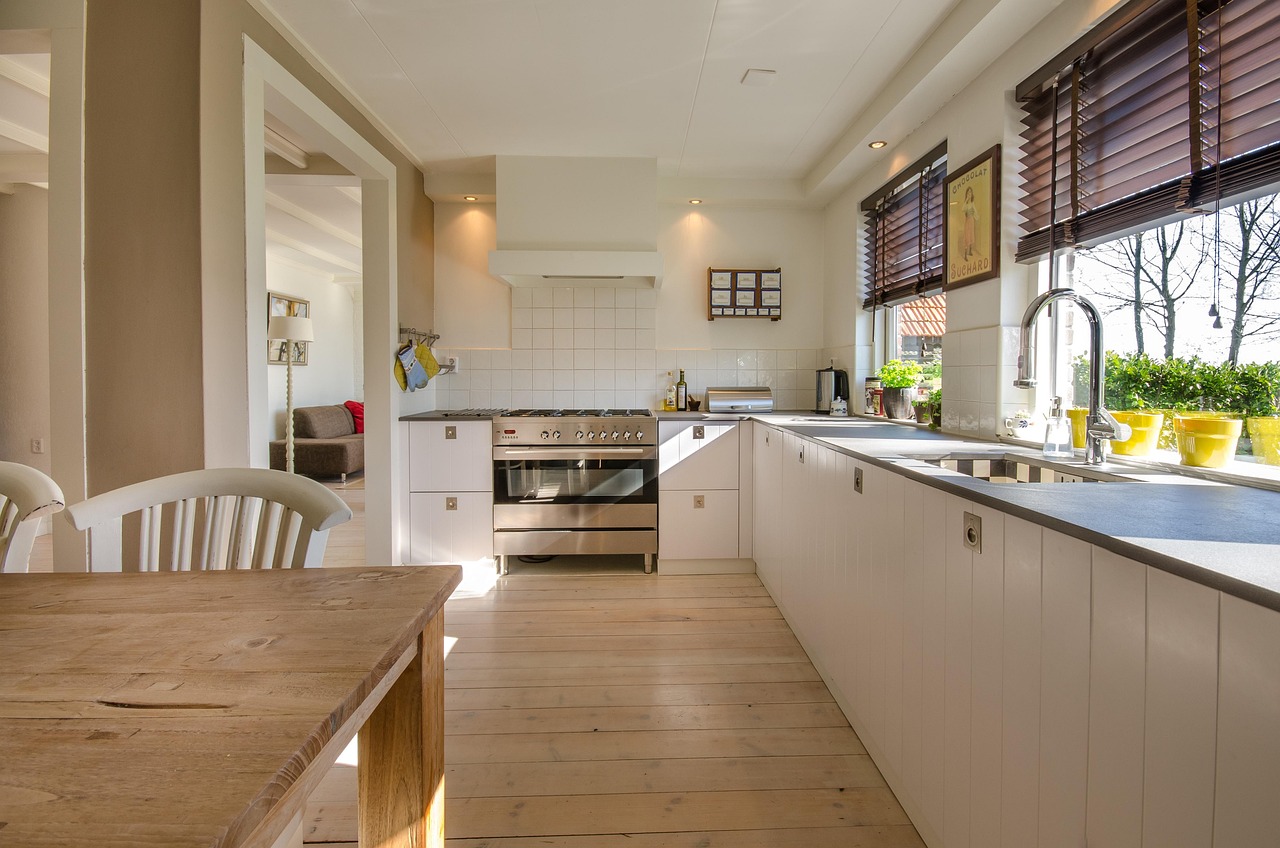 Maatwerk keuken met houten details en warme materialen