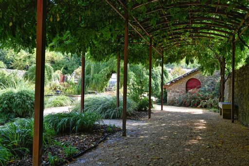 Een moderne aluminium pergola op een terras in een Belgische tuin