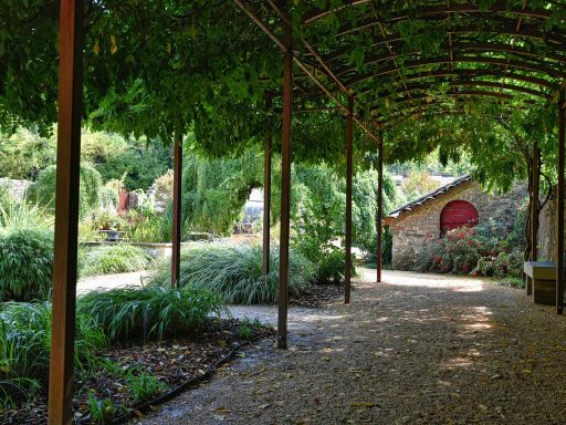 Een moderne aluminium pergola op een terras in een Belgische tuin