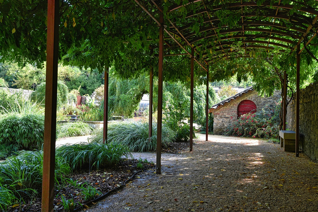 Een moderne aluminium pergola op een terras in een Belgische tuin
