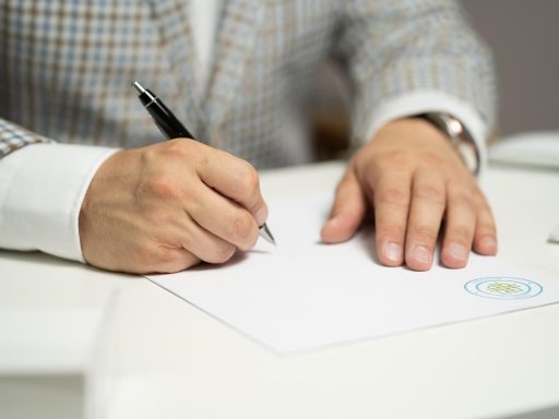 Alleenstaande vrouw ondertekent contract voor nieuwbouwwoning