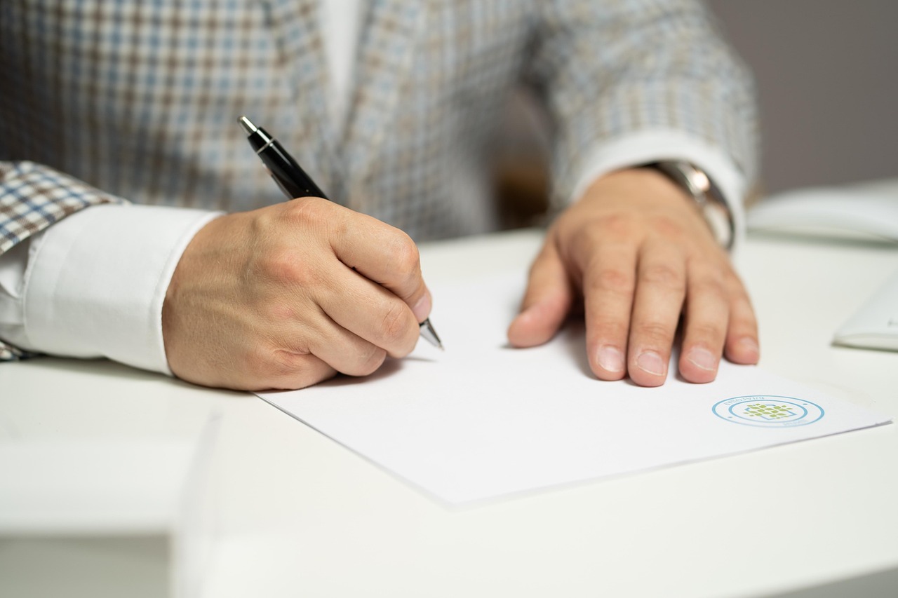 Alleenstaande vrouw ondertekent contract voor nieuwbouwwoning