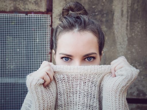 Vrouw controleert het etiket van een kledingstuk in de winkel