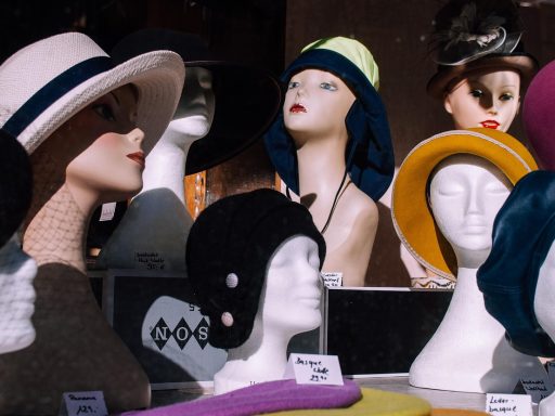 Vrouw die herfstjassen bekijkt op een rek in een kringloopwinkel