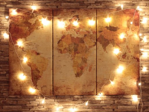 Licht katoenen vloerkleed in een zonnige woonkamer met houten vloer