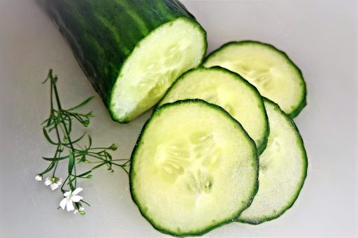 Koele zomerse salade met komkommer en watermeloen op een witte tafel