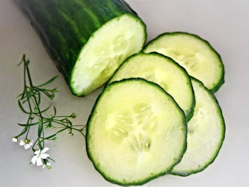 Koele zomerse salade met komkommer en watermeloen op een witte tafel