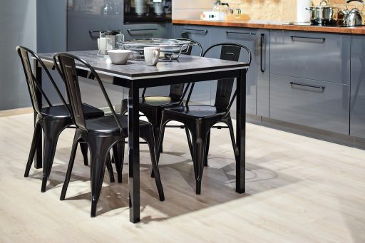 Gezin aan tafel met verschillende gerechten in schaaltjes voor een gezamenlijk avondmaal