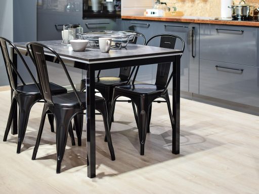 Gezin aan tafel met verschillende gerechten in schaaltjes voor een gezamenlijk avondmaal