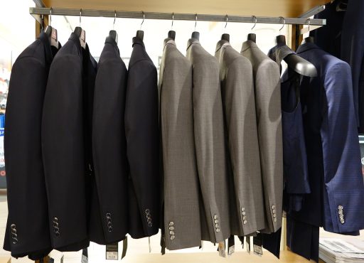 Vrouw die een herfstjas past in een lokale modewinkel in Limburg