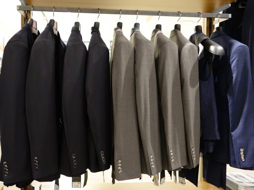 Vrouw die een herfstjas past in een lokale modewinkel in Limburg