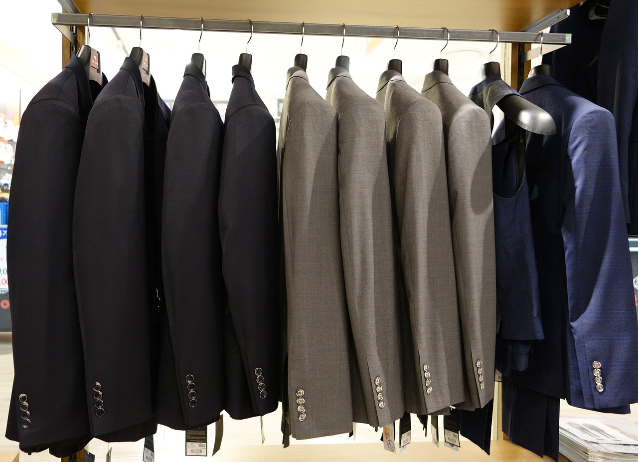 Vrouw die een herfstjas past in een lokale modewinkel in Limburg