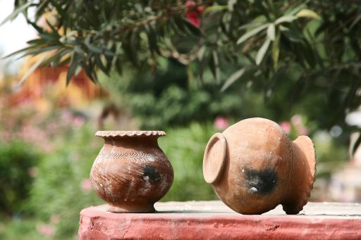 Bloembollen klaargelegd naast terracotta potten op een balkon in het najaar