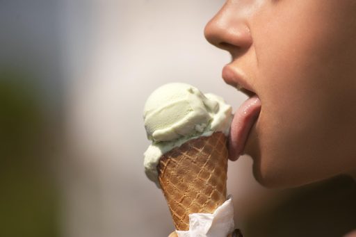Vrouw die gezichtscrème aanbrengt als onderdeel van haar huidverzorgingsroutine