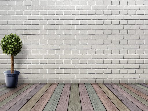 Een kind dat nieuwsgierig naar kamerplanten in de woonkamer kijkt