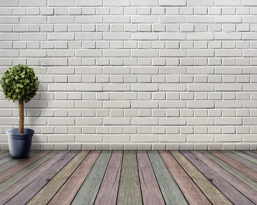 Een kind dat nieuwsgierig naar kamerplanten in de woonkamer kijkt