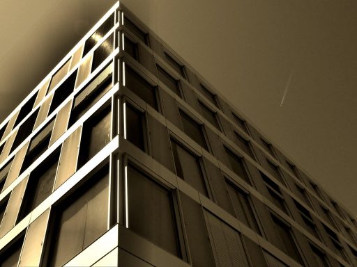 Nieuwbouwappartementencomplex in aanbouw, omgeven door bouwkranen