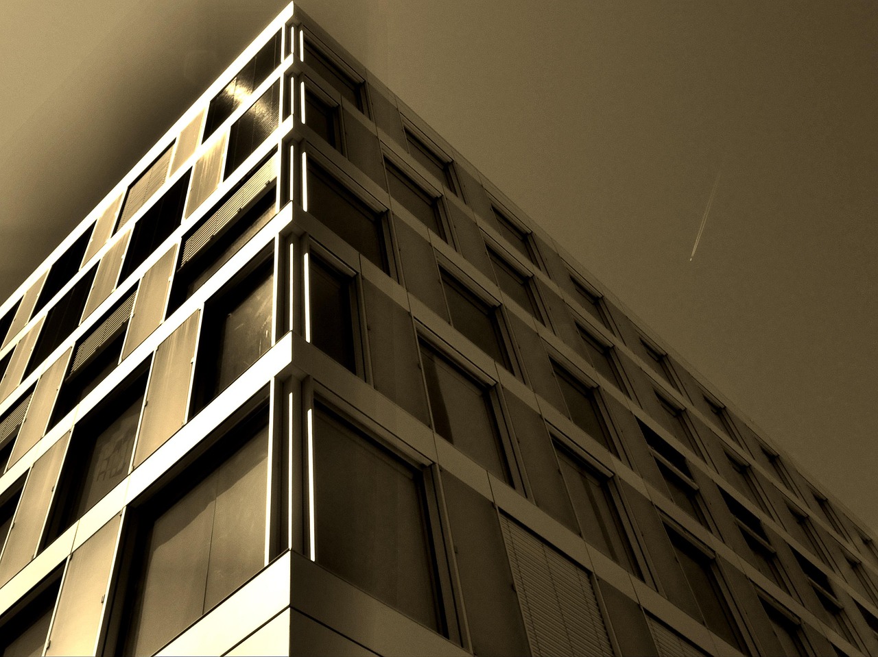 Nieuwbouwappartementencomplex in aanbouw, omgeven door bouwkranen