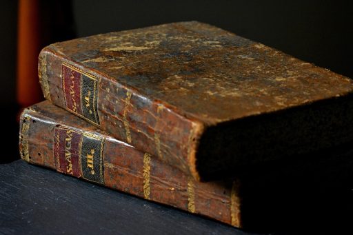 Vrouw leest haar loonstrook aandachtig door aan een bureau