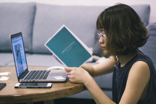 Vrouw leest salonreviews op haar smartphone voordat ze een beauty-afspraak boekt