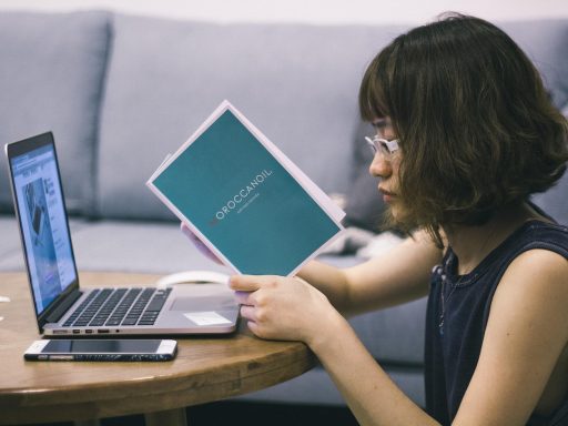 Vrouw leest salonreviews op haar smartphone voordat ze een beauty-afspraak boekt